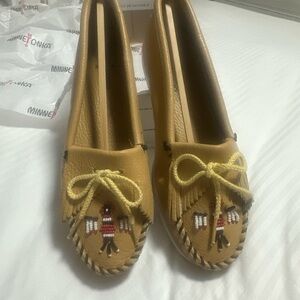 Minnetonka Thunderbird Women's Beige Moccasins with Embroidery